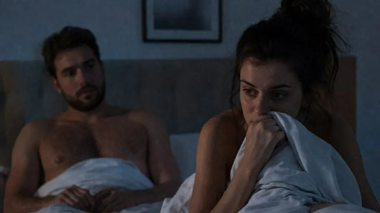 Paar erlebt Unsicherheit und emotionale Distanz durch sexuelle Scham in intimer Situation.